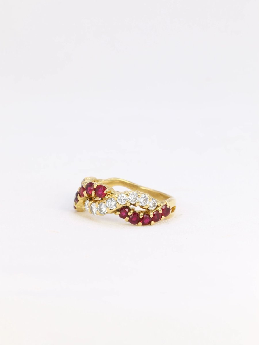 Bague vintage torsadée en or, diamants et rubis - Castafiore