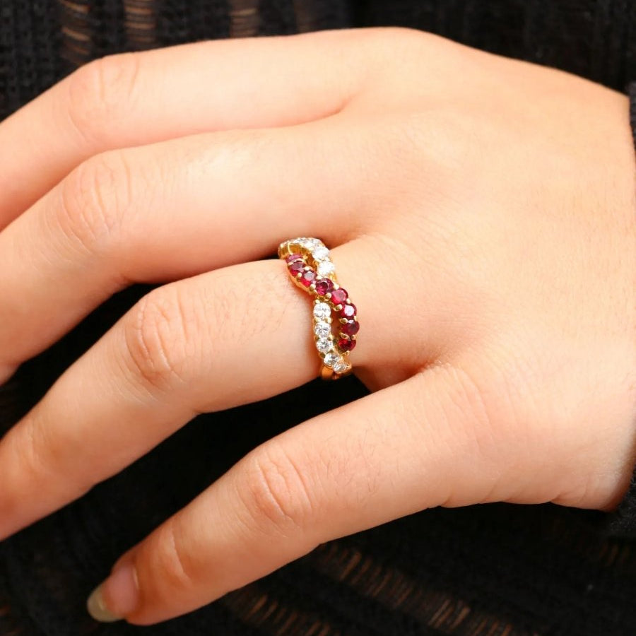 Bague vintage torsadée en or, diamants et rubis - Castafiore