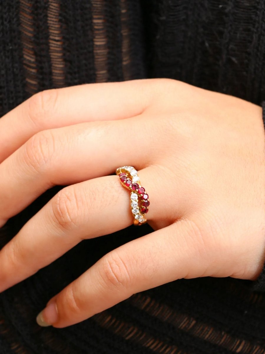 Bague vintage torsadée en or, diamants et rubis - Castafiore