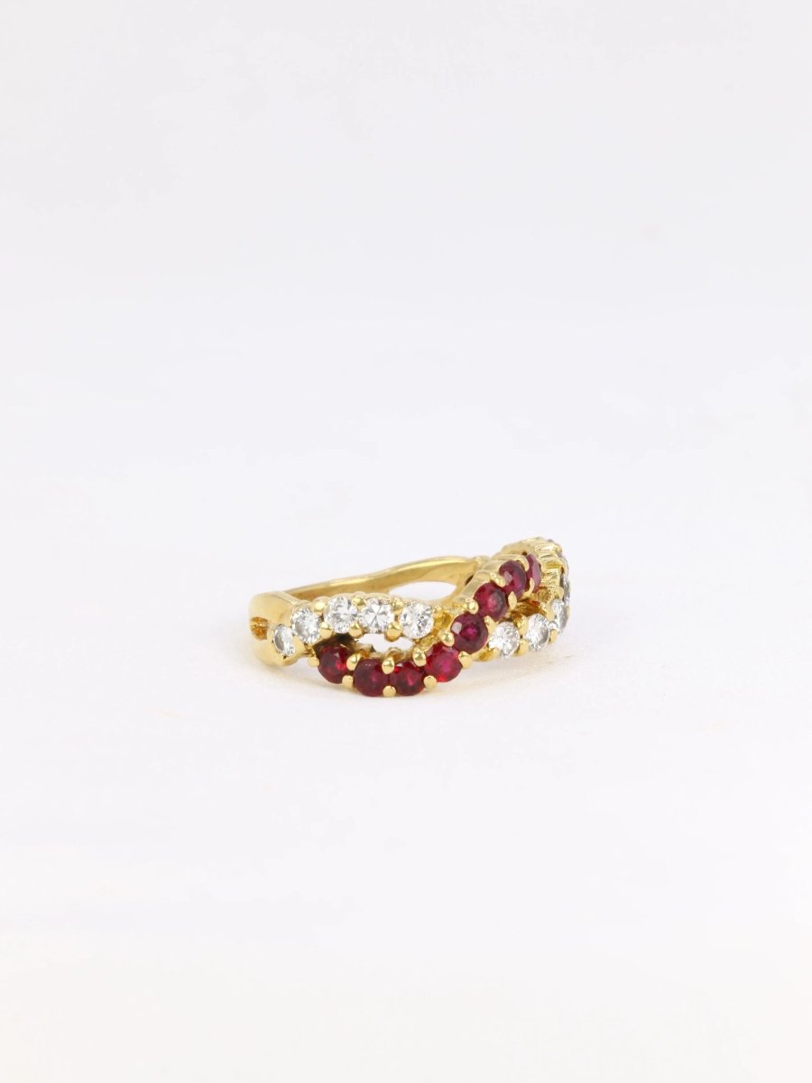 Bague vintage torsadée en or, diamants et rubis - Castafiore