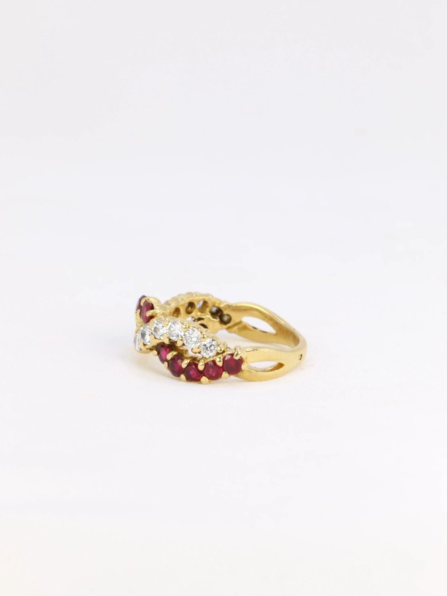Bague vintage torsadée en or, diamants et rubis - Castafiore