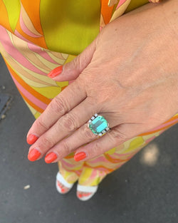 Bague Vintage Tourmaline Verte 9 carats Diamants Or Gris 18 Carats - Castafiore