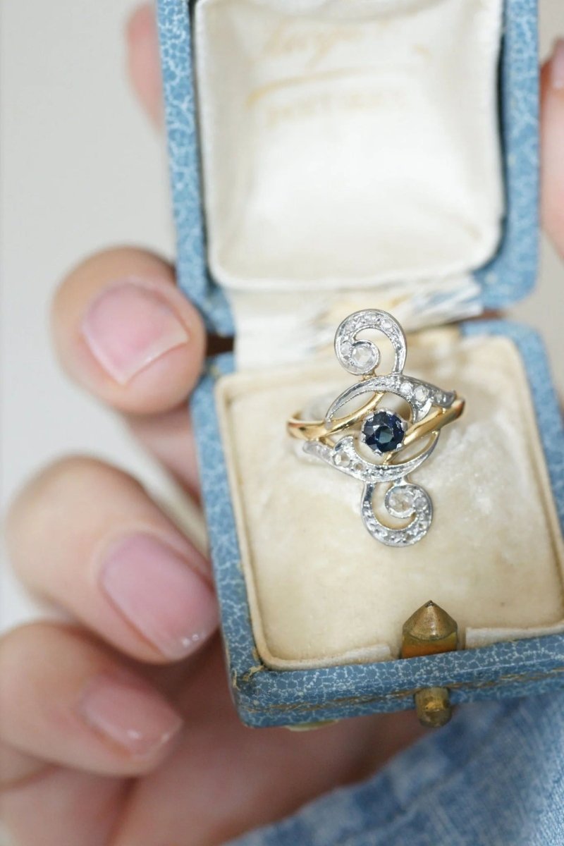 Bague Volutes Diamants et Saphir - Castafiore