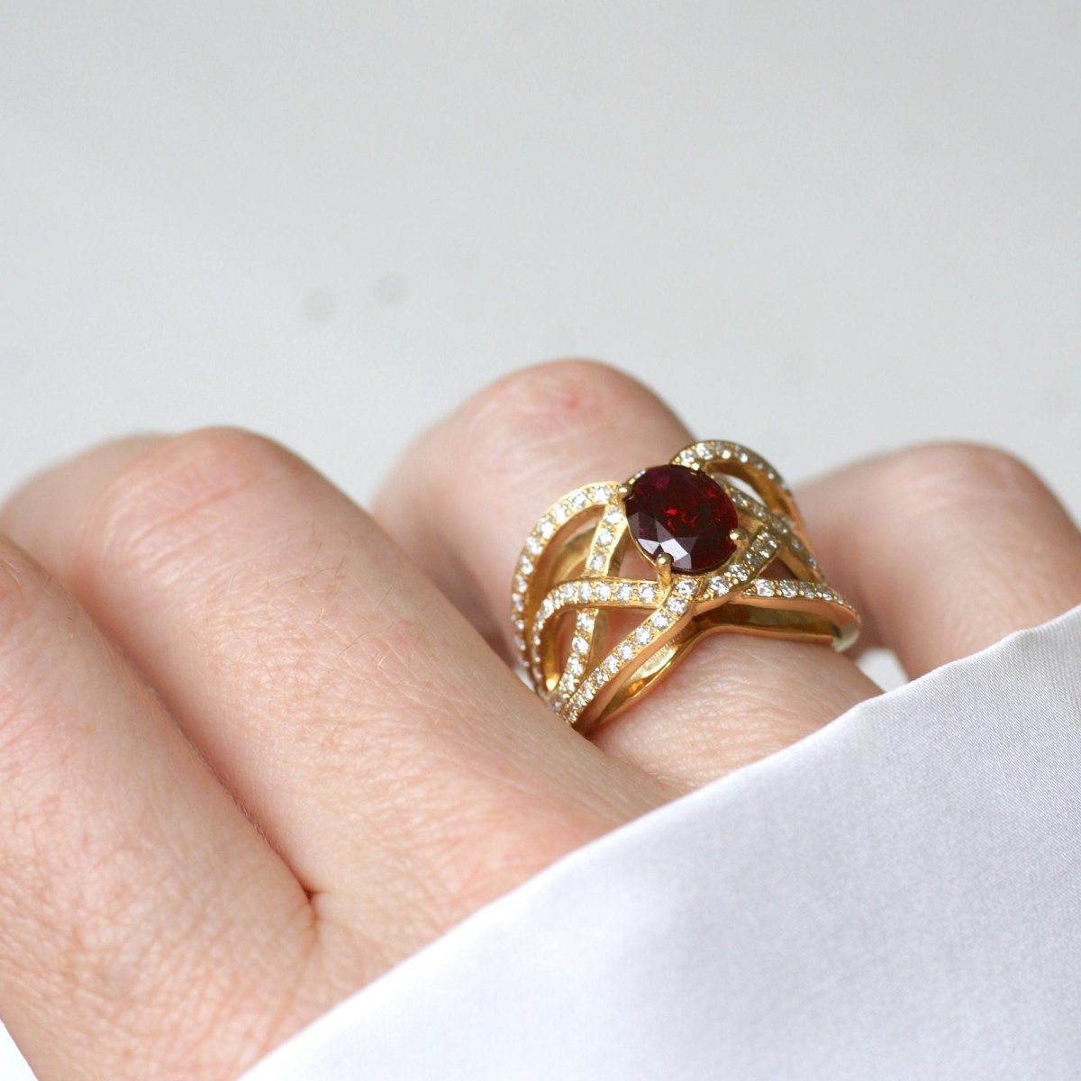 Bague Volutes Rubis et Diamants sur Or Jaune - Castafiore
