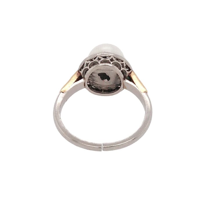 BagueEntourage en platine, or jaune, émeraudes, perle, et diamants - Castafiore