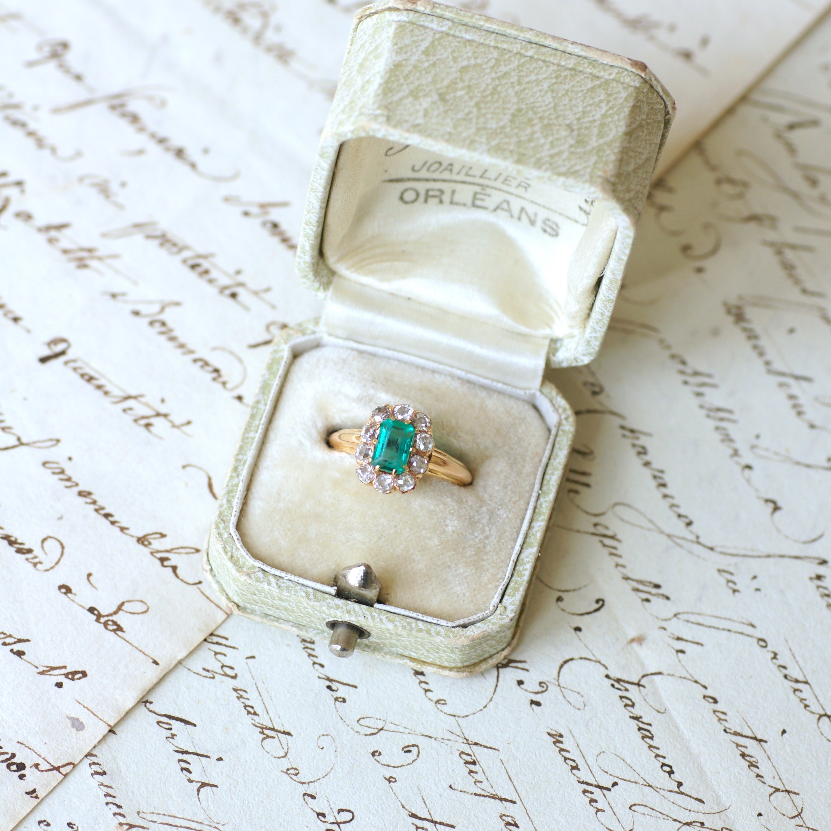 Ring Marguerite in rose gold, emerald, and diamonds