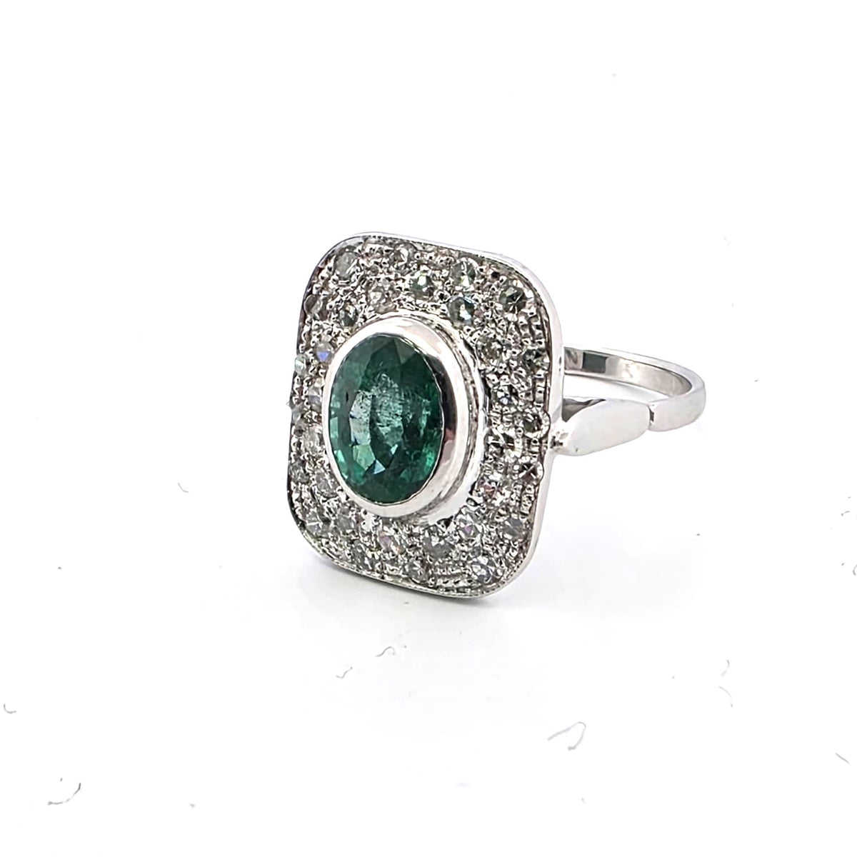 Bague Entourage en or blanc, émeraude et diamants