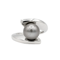 White Gold Solitaire Ring with a Pearl