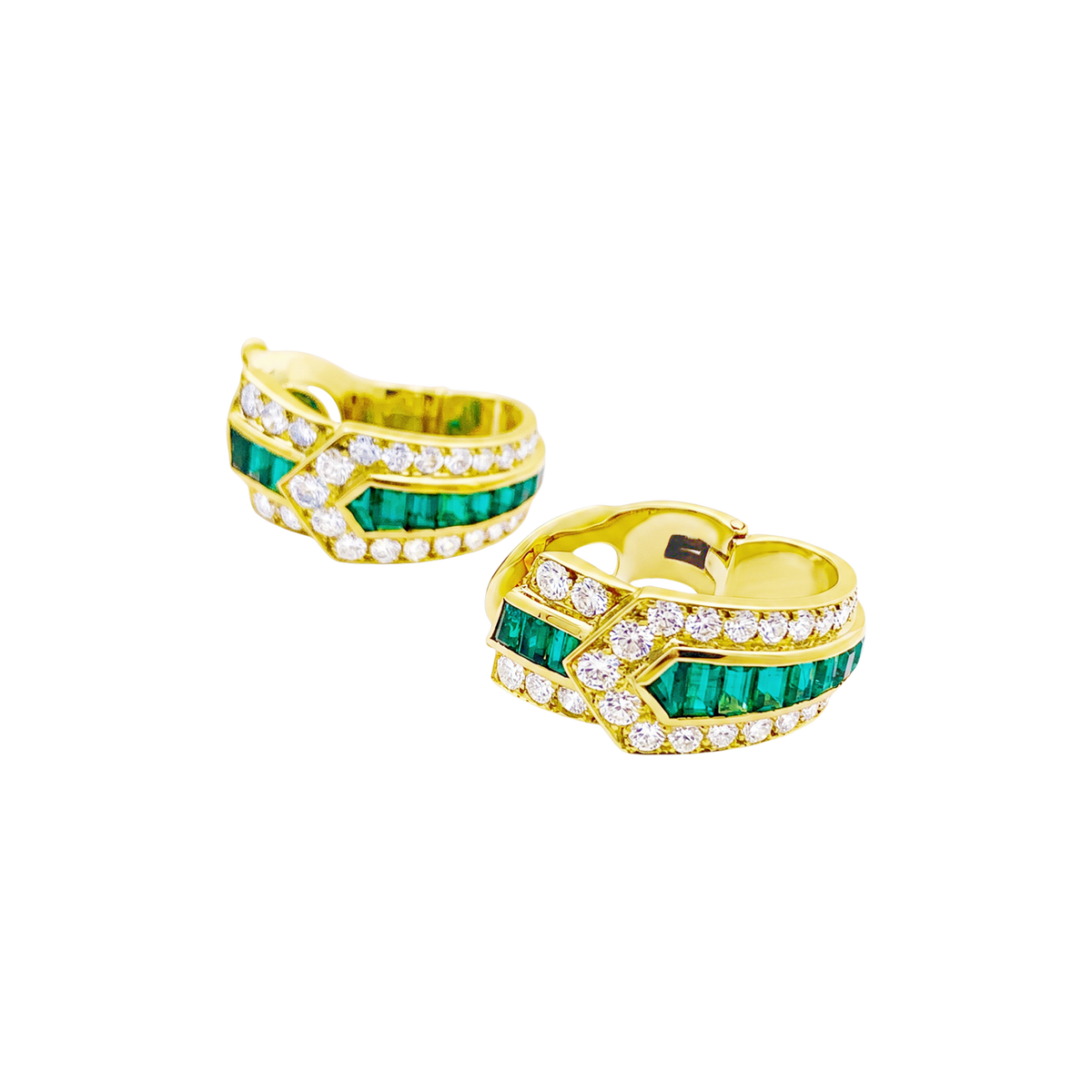 Boucles d'oreilles Van Cleef & Arpels, "Ceinture", or jaune, diamants et émeraude.