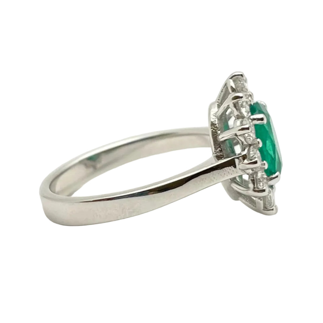 Bague Entourage en or blanc, émeraude et diamants