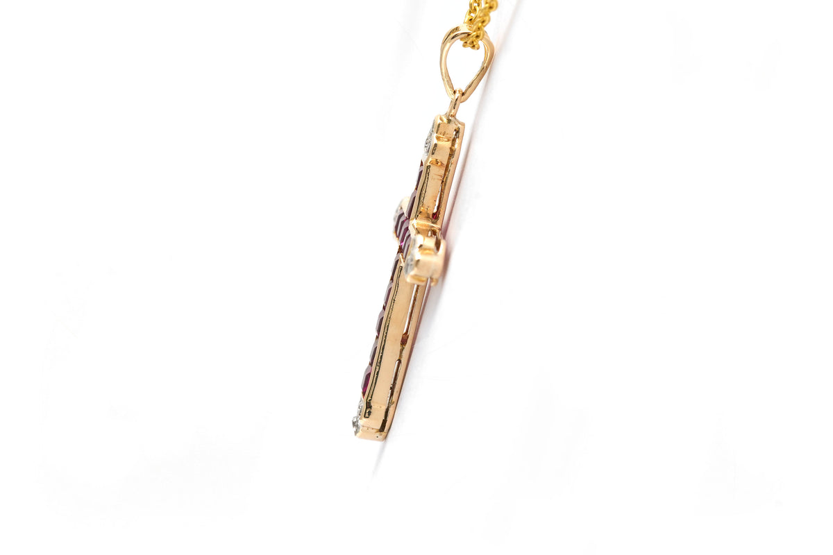 Pendentif en or jaune, rubis et diamants