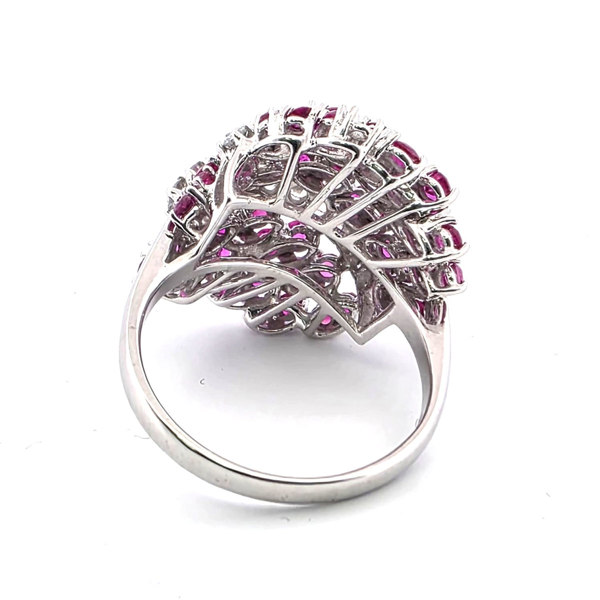 Bague Cocktail en or blanc, rubis et diamants