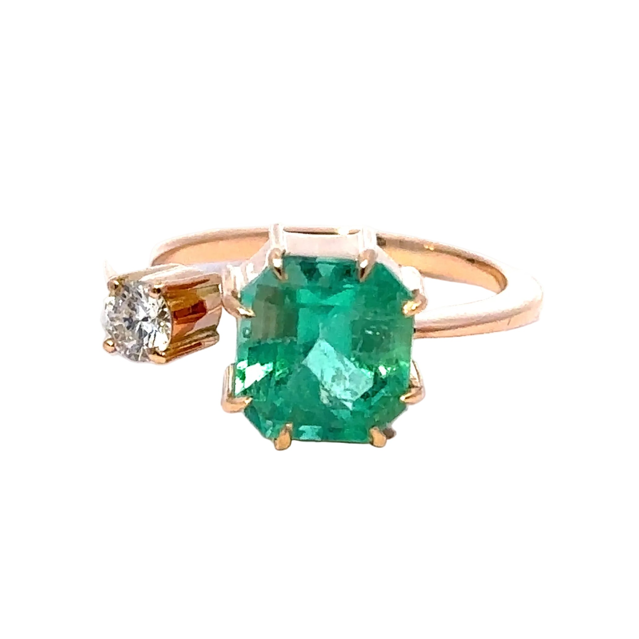 Yellow Gold Solitaire Ring with Emerald and Diamonds