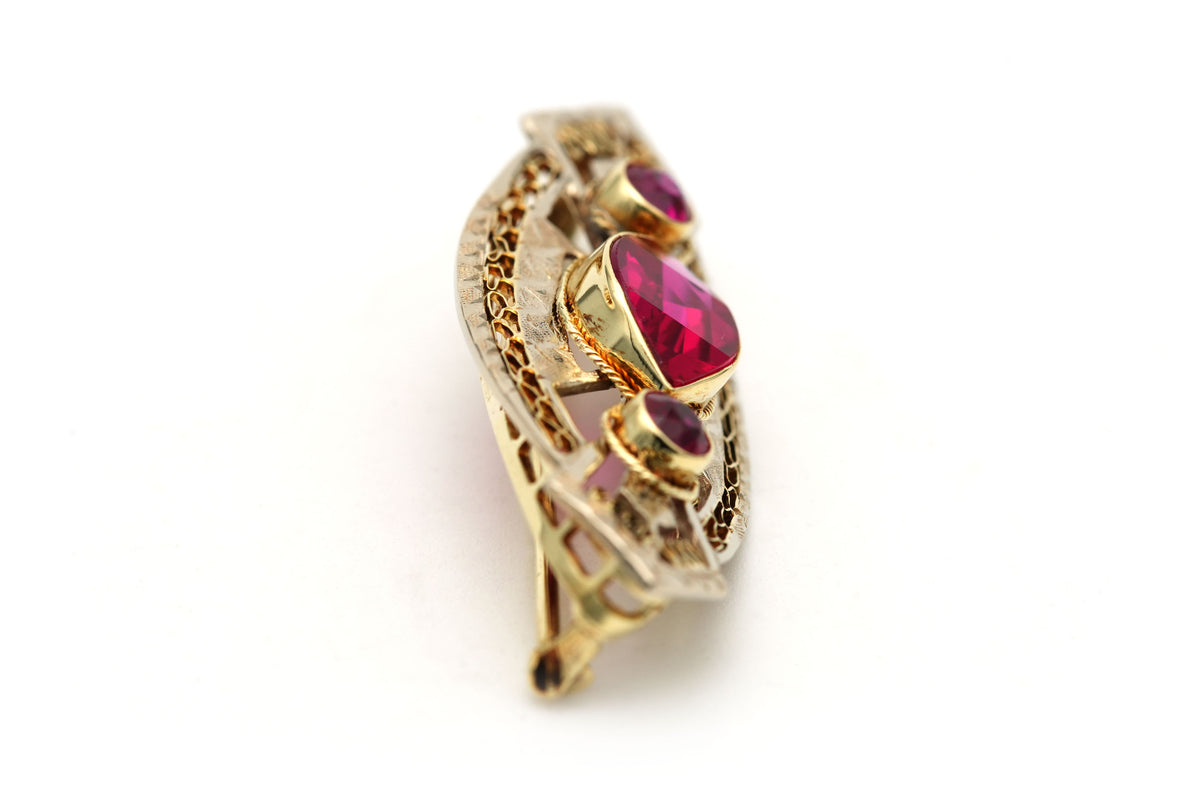 Broche Épingle en or jaune et rubis