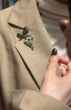 BOUCHERON Broche Oiseau en or et émail - Castafiore