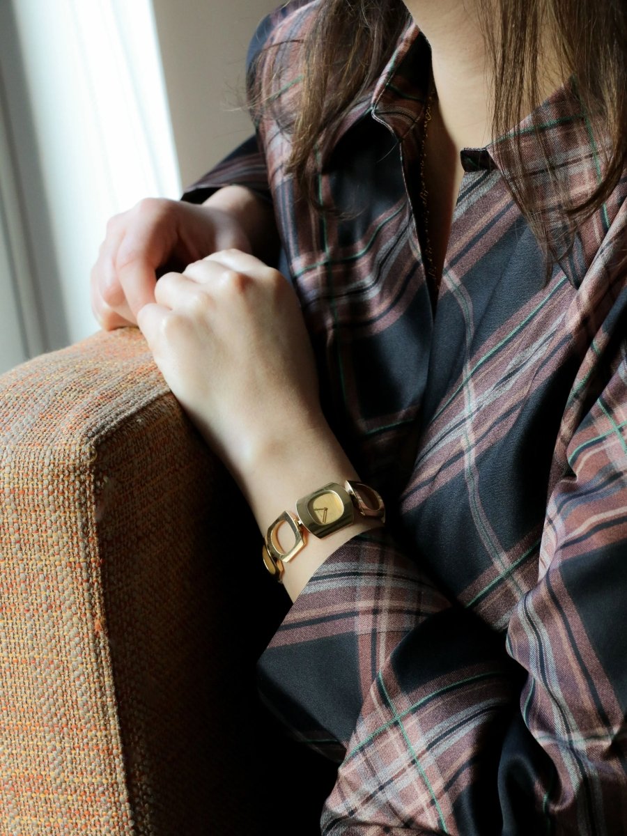 BOUCHERON Montre vintage or jaune maillons carrés arrondis - Castafiore