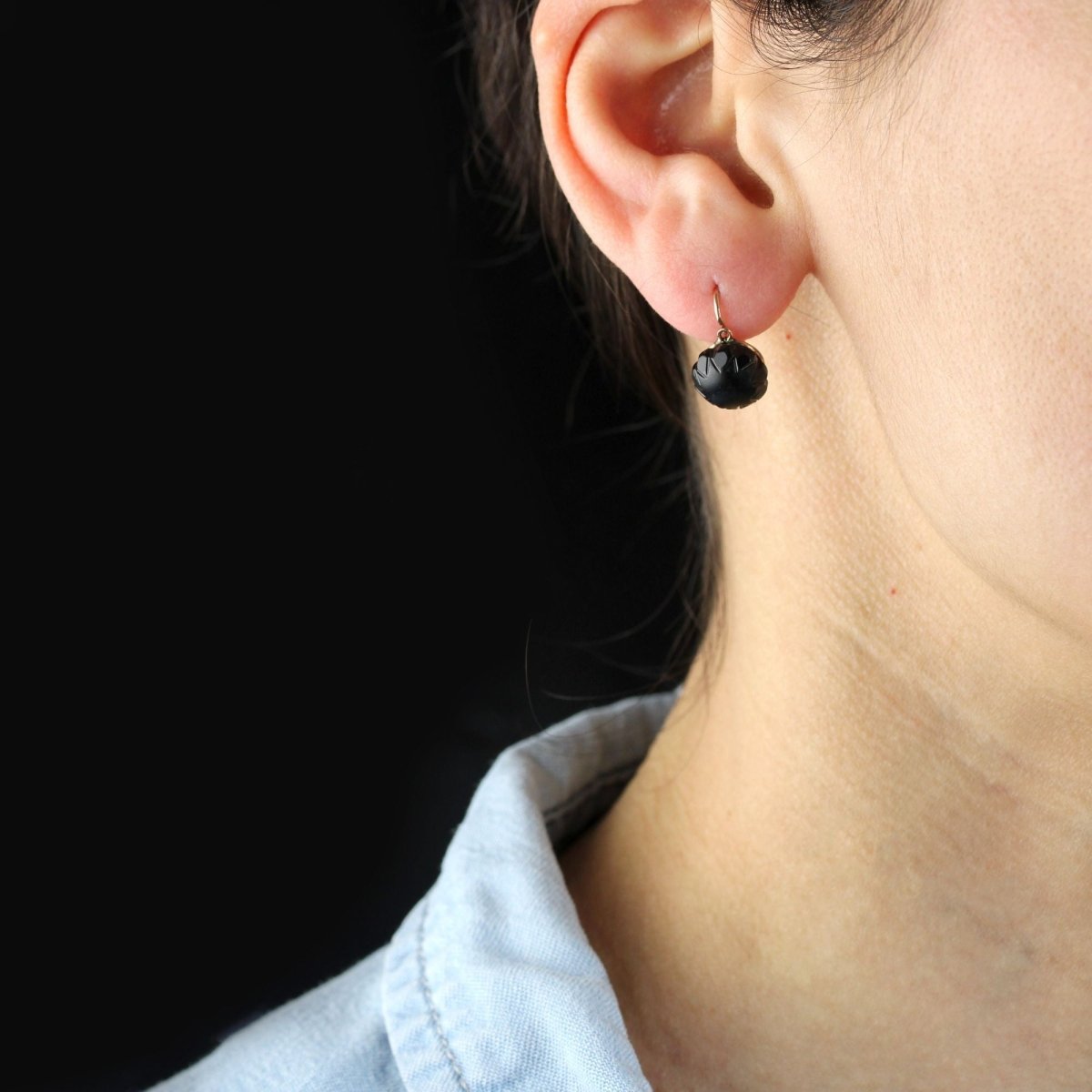 Boucles d'oreilles ANCIENNES Dormeuses en or rose et verre noir - Castafiore