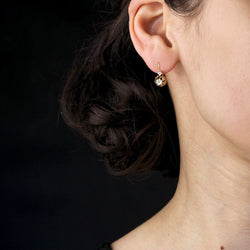 Boucles d'oreilles ANCIENNES Dormeuses fleurs en or jaune et or blanc - Castafiore