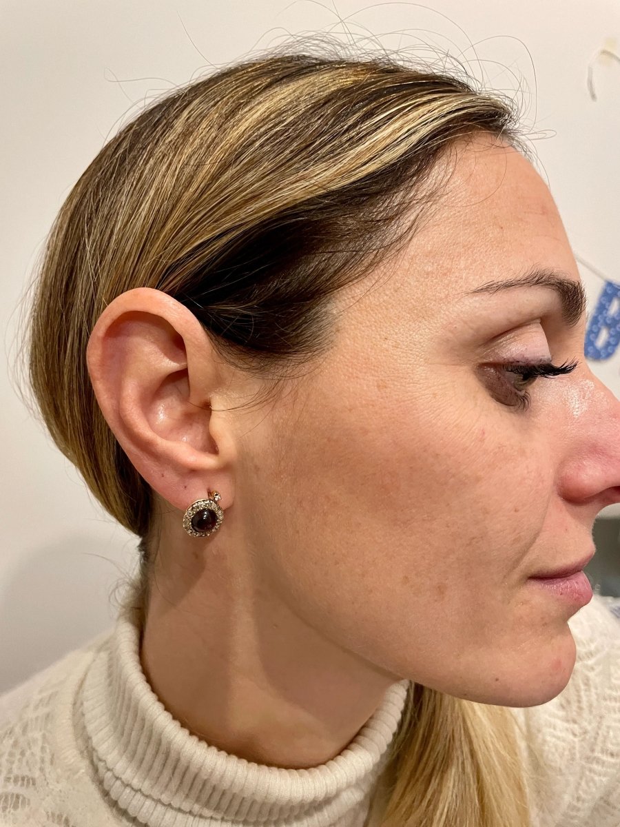 Boucles d'oreilles anciennes en or avec une grappe de grenats et de diamants, datant des années 1900. - Castafiore