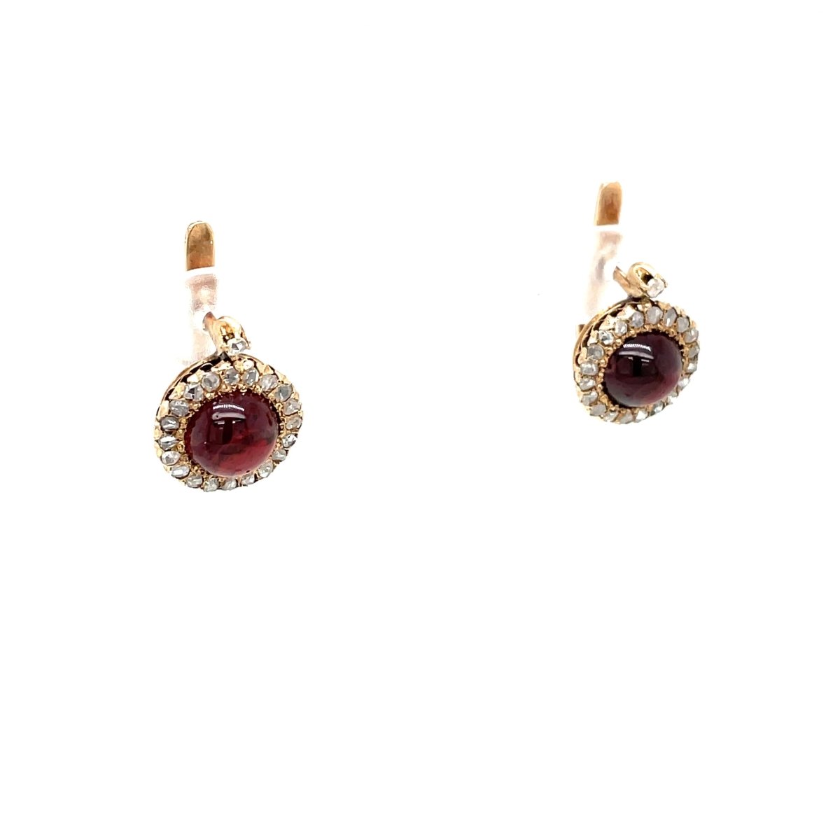 Boucles d'oreilles anciennes en or avec une grappe de grenats et de diamants, datant des années 1900. - Castafiore