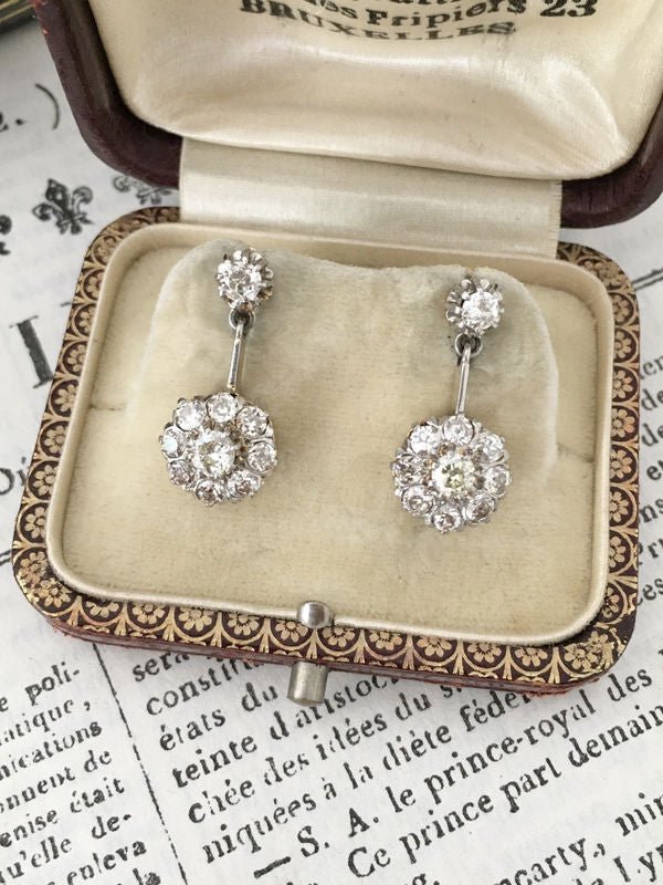 Boucles d’oreilles anciennes pendantes en or jaune 18K et diamants - Castafiore