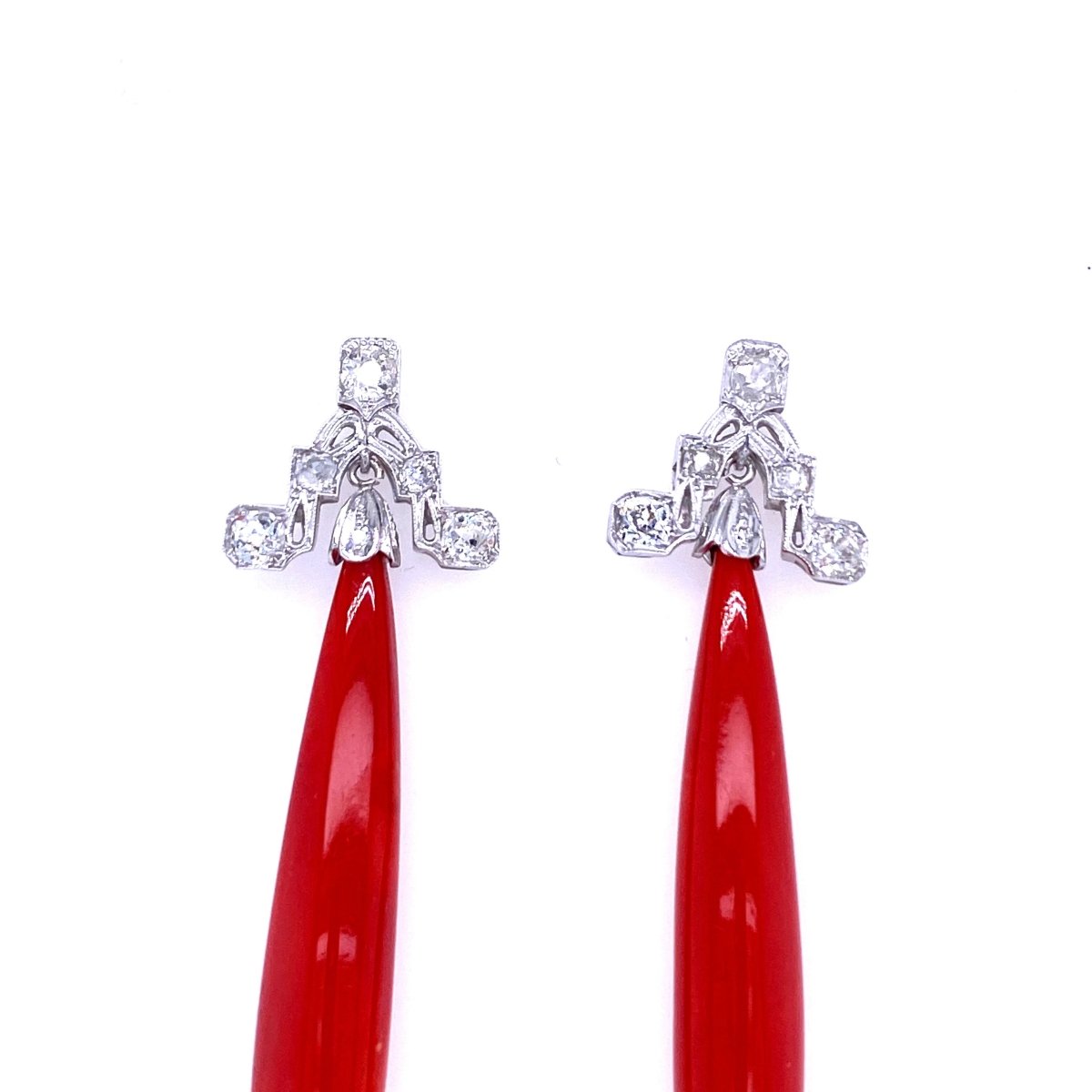 Boucles d'oreilles Art déco en or blanc, corail et diamant - Castafiore