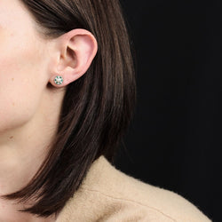 Boucles d'oreilles ART DÉCO Puces en or blanc perles diamants émeraudes - Castafiore
