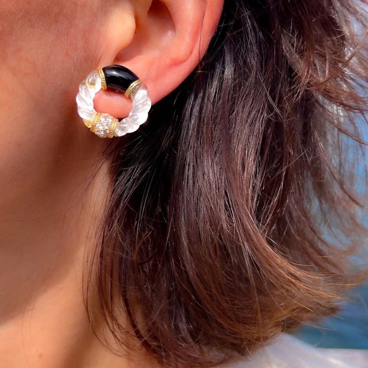 Boucles d'oreilles BOUCHERON en or jaune, onyx, cristal de roche et diamants - Castafiore