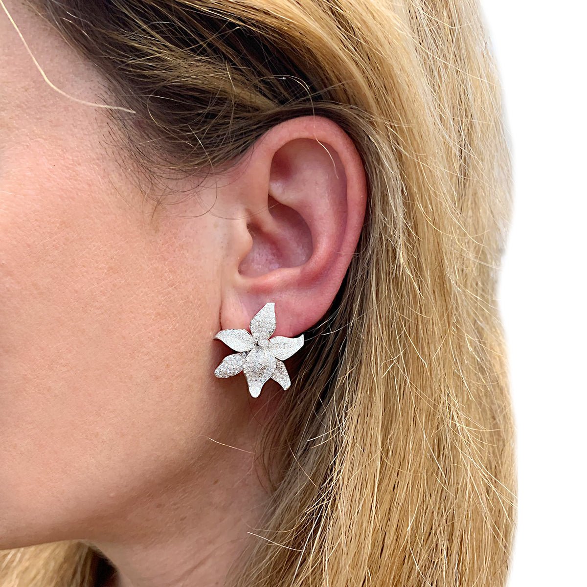 Boucles d'oreilles Cartier, collection Caresse D'Orchidées - Castafiore