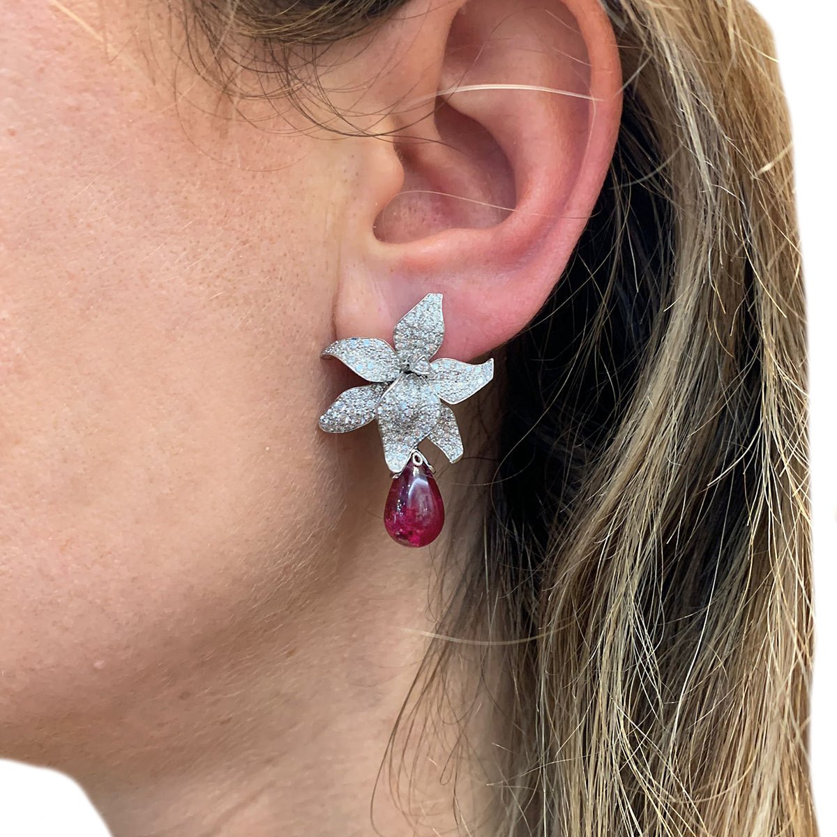 Boucles d'oreilles Cartier, collection Caresse D'Orchidées - Castafiore