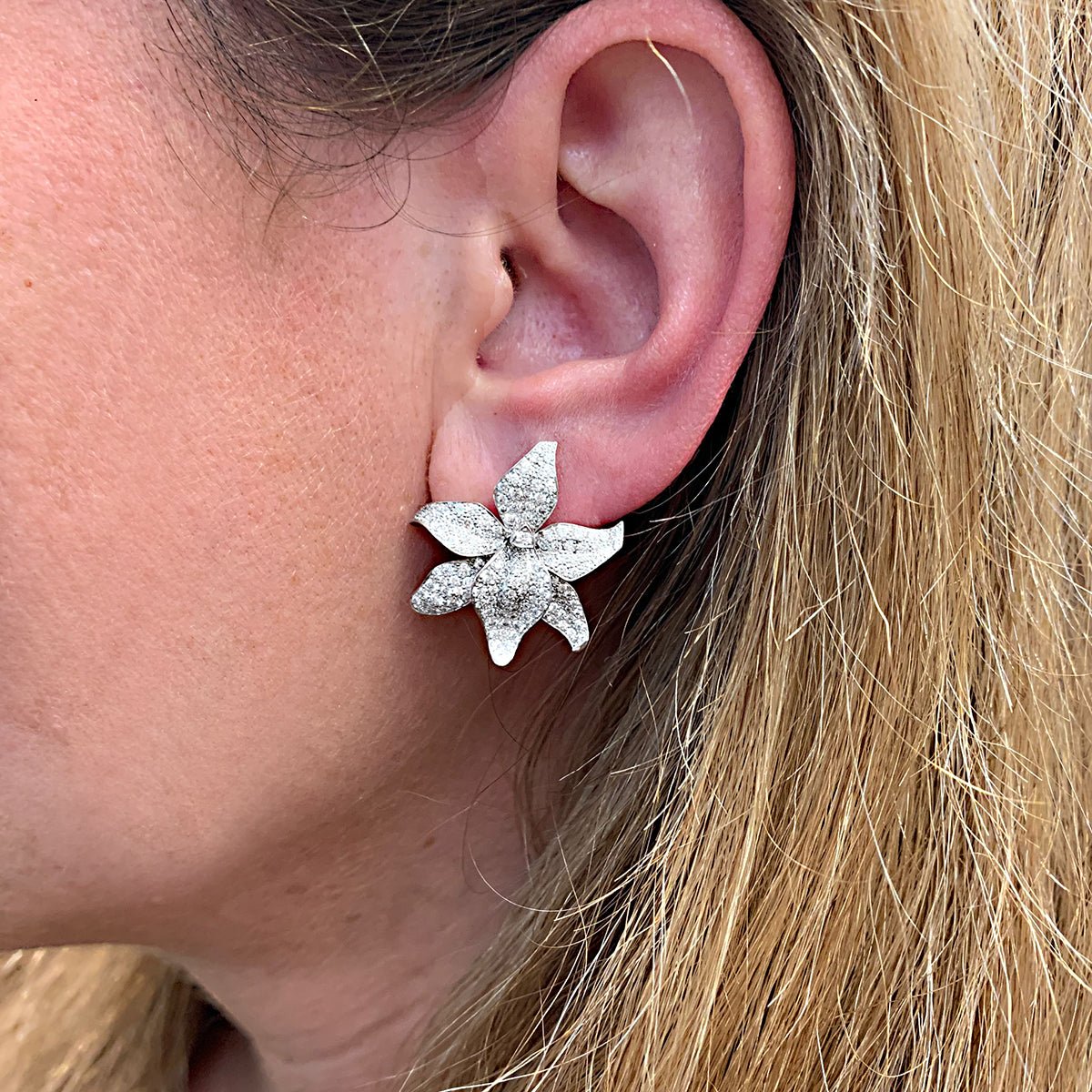 Boucles d'oreilles Cartier, collection Caresse D'Orchidées - Castafiore