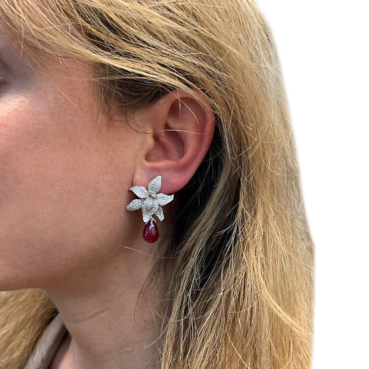 Boucles d'oreilles Cartier, collection Caresse D'Orchidées - Castafiore