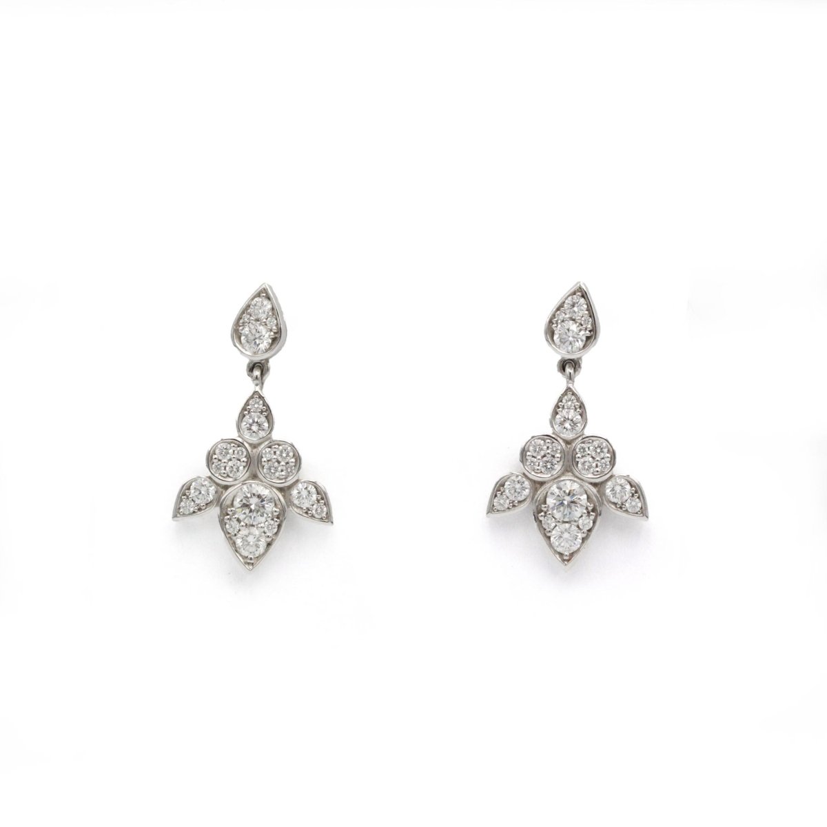 Boucles d'oreilles CARTIER "Lotus" en or blanc et diamants - Castafiore