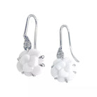 Boucles d'oreilles CHANEL "Camélia" en or blanc et diamants - Castafiore