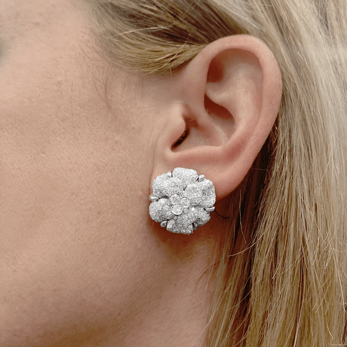 Boucles d'oreilles CHANEL "Camélia" en or blanc et diamants - Castafiore