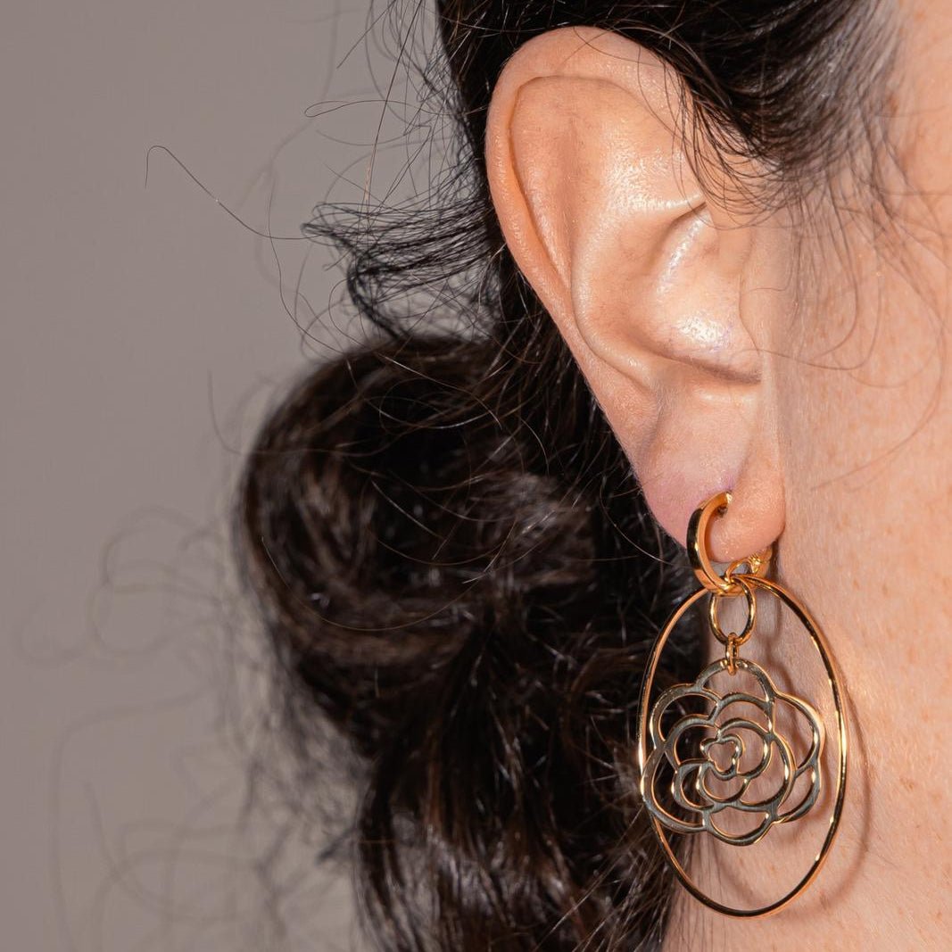 Boucles d'oreilles CHANEL "Camélia" en or jaune - Castafiore