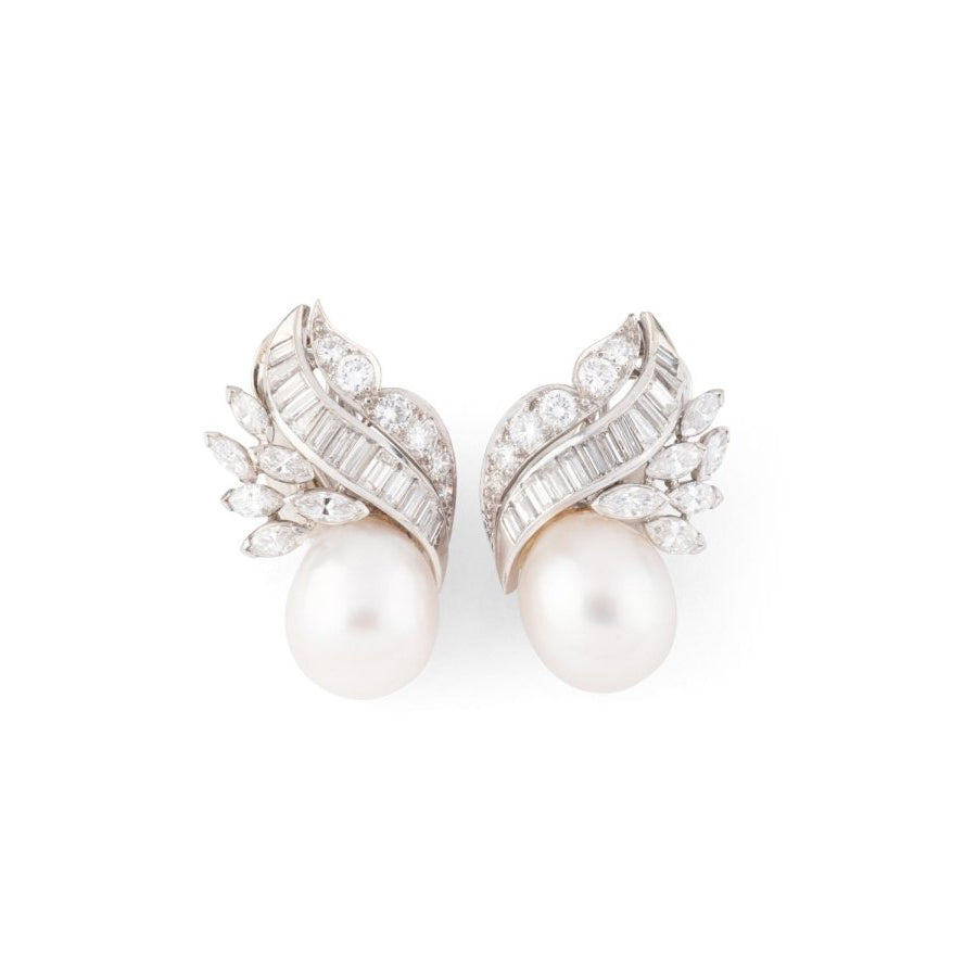 Boucles d'oreilles CHAUMET en or blanc, perles et diamants - Castafiore