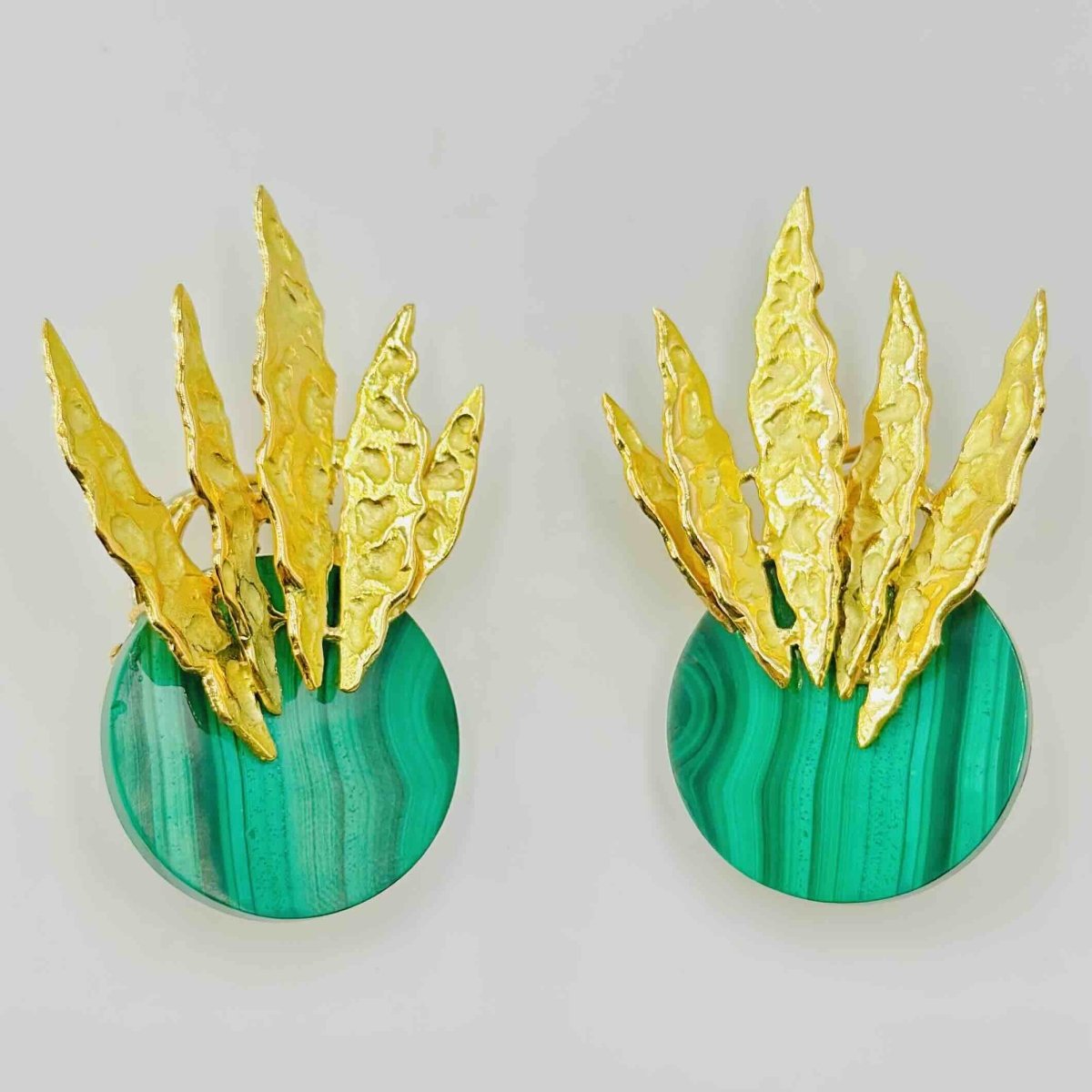 Boucles d'oreilles CHAUMET en or jaune et malachite - Castafiore