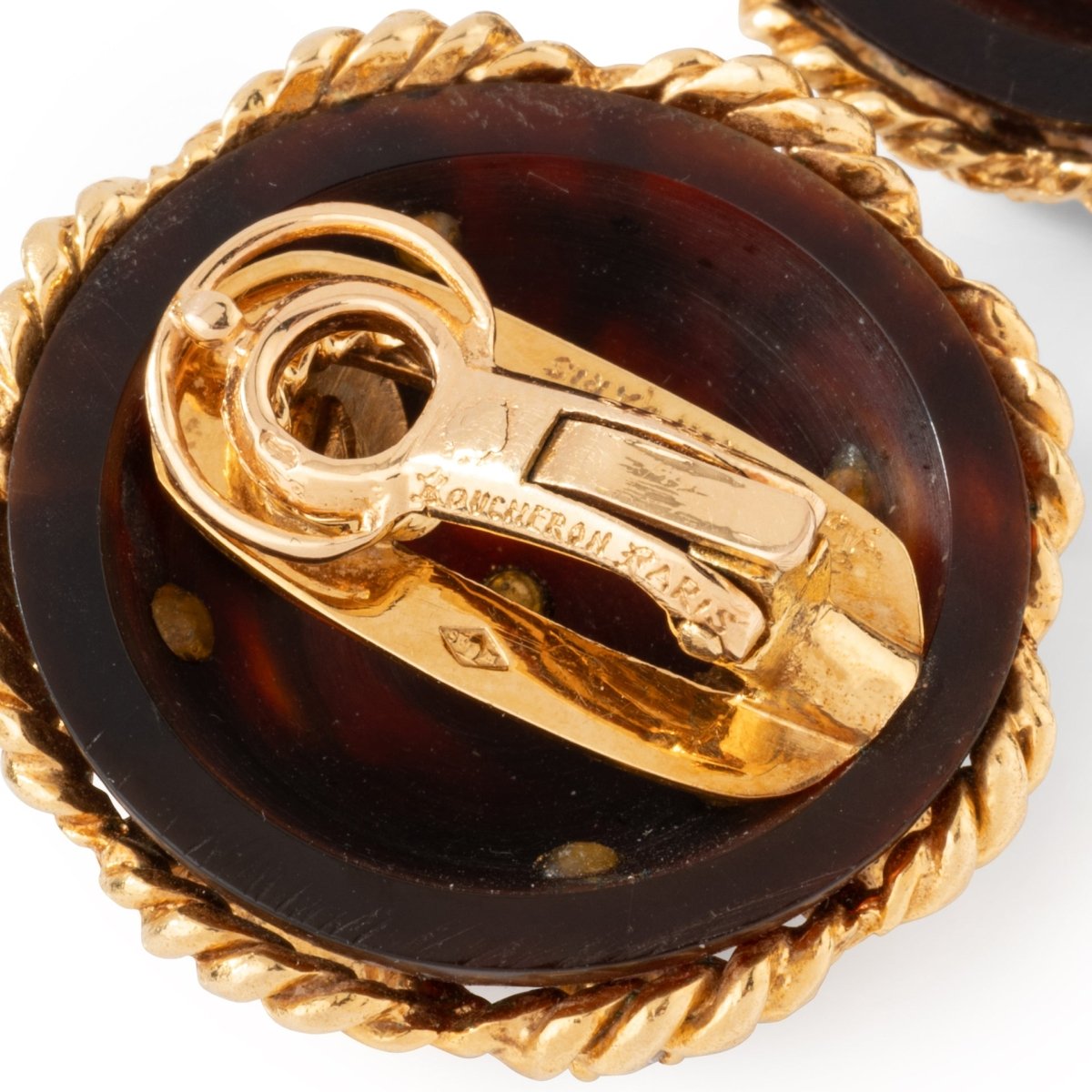 Boucles d'oreilles Clip BOUCHERON Bouton en or jaune, corail et diamants - Castafiore