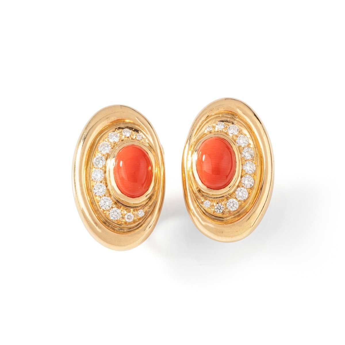 Boucles d'oreilles Clip BULGARI en or jaune, corail et diamants - Castafiore