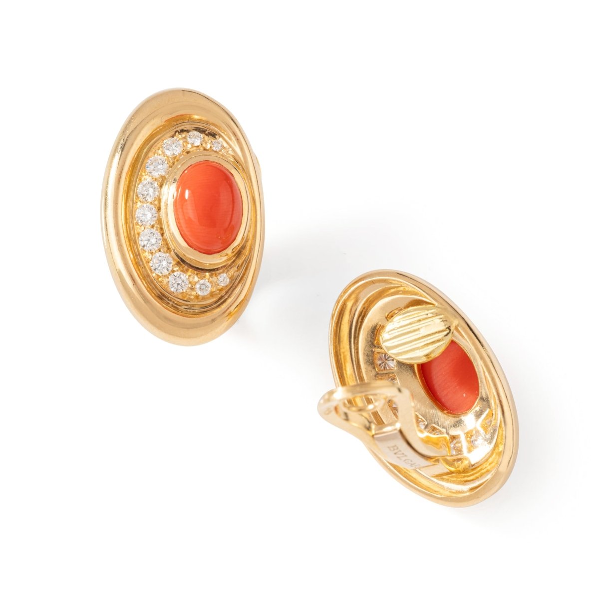 Boucles d'oreilles Clip BULGARI en or jaune, corail et diamants - Castafiore