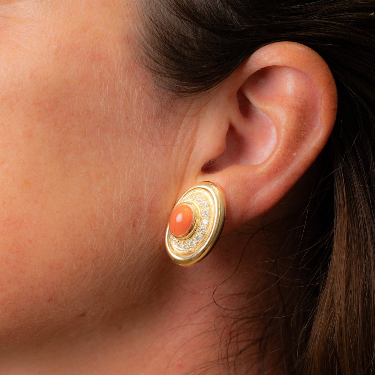 Boucles d'oreilles Clip BULGARI en or jaune, corail et diamants - Castafiore