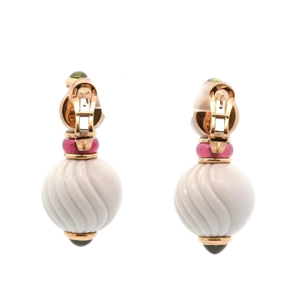 Boucles d’oreilles Clips BULGARI en or jaune, porcelaine, péridot et tourmaline - Castafiore