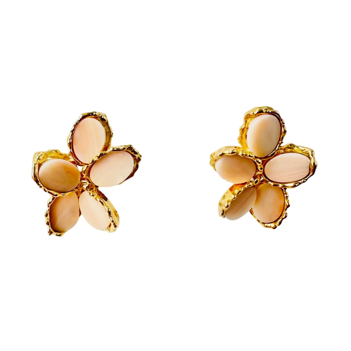 Boucles d'oreilles Clips CHAUMET en or jaune et pastilles de corail - Castafiore