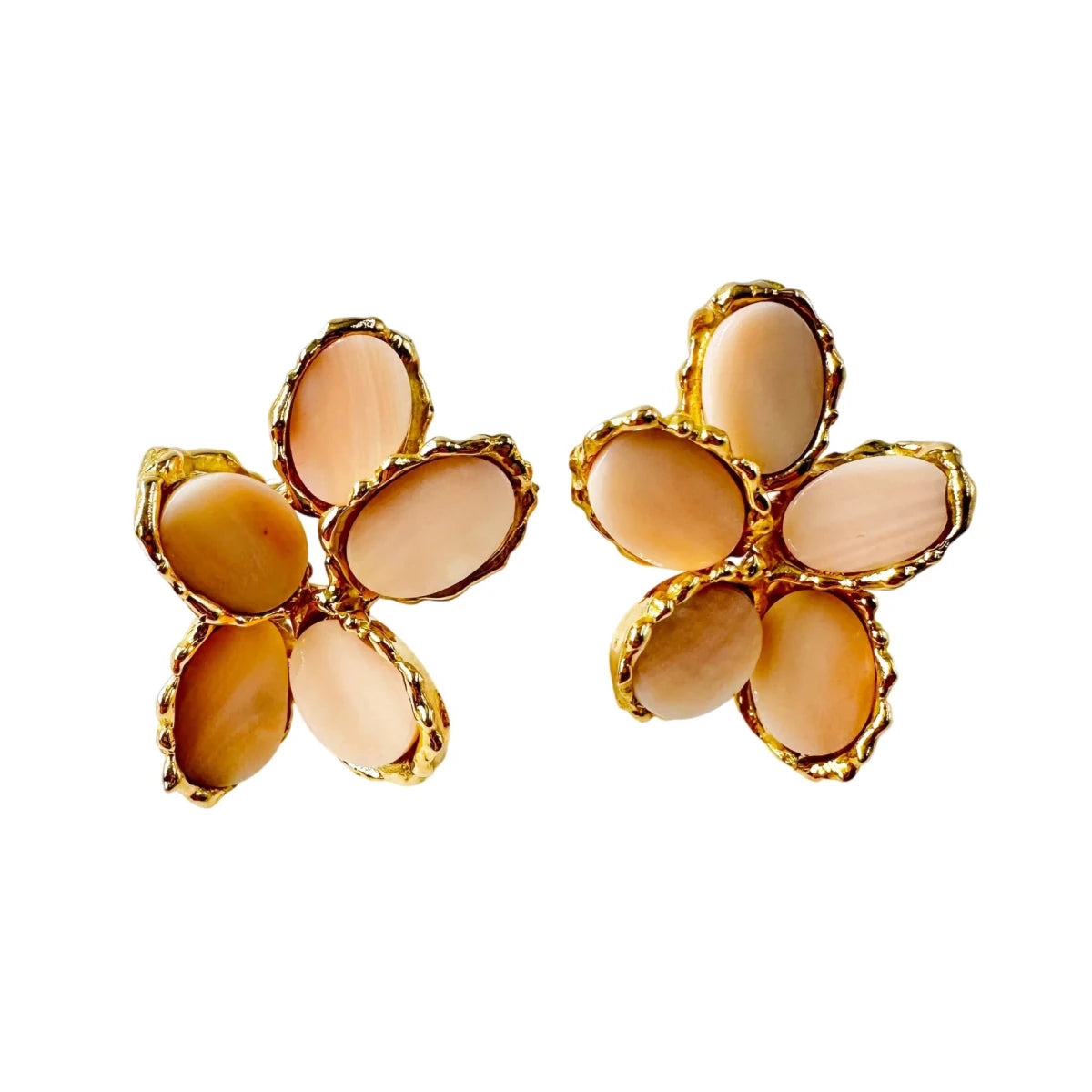 Boucles d'oreilles Clips CHAUMET en or jaune et pastilles de corail - Castafiore