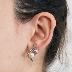 Boucles d'oreilles Clips en or blanc, platine, perles et diamants - Castafiore