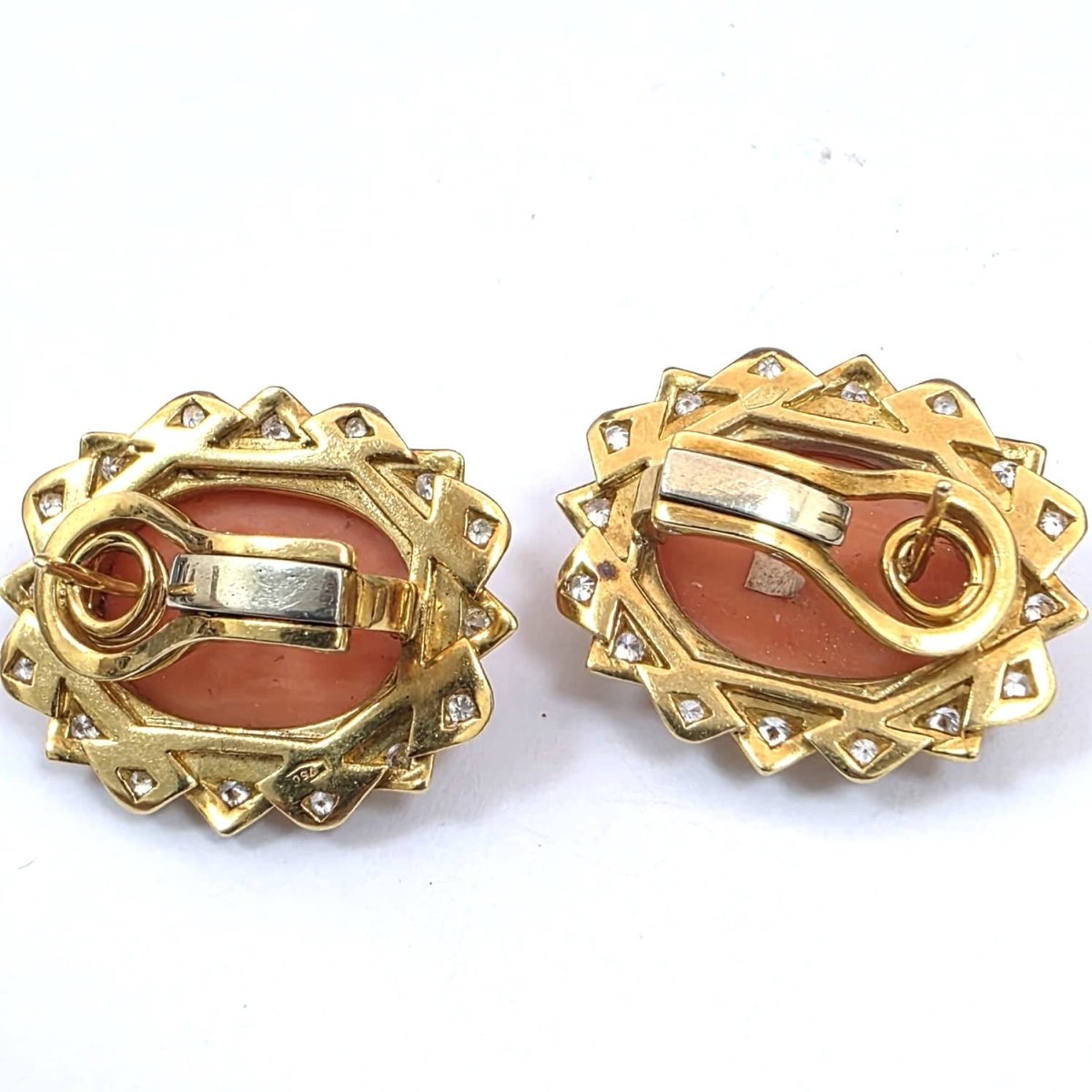 Boucles d'oreilles Clips en or jaune, corail et diamants - Castafiore