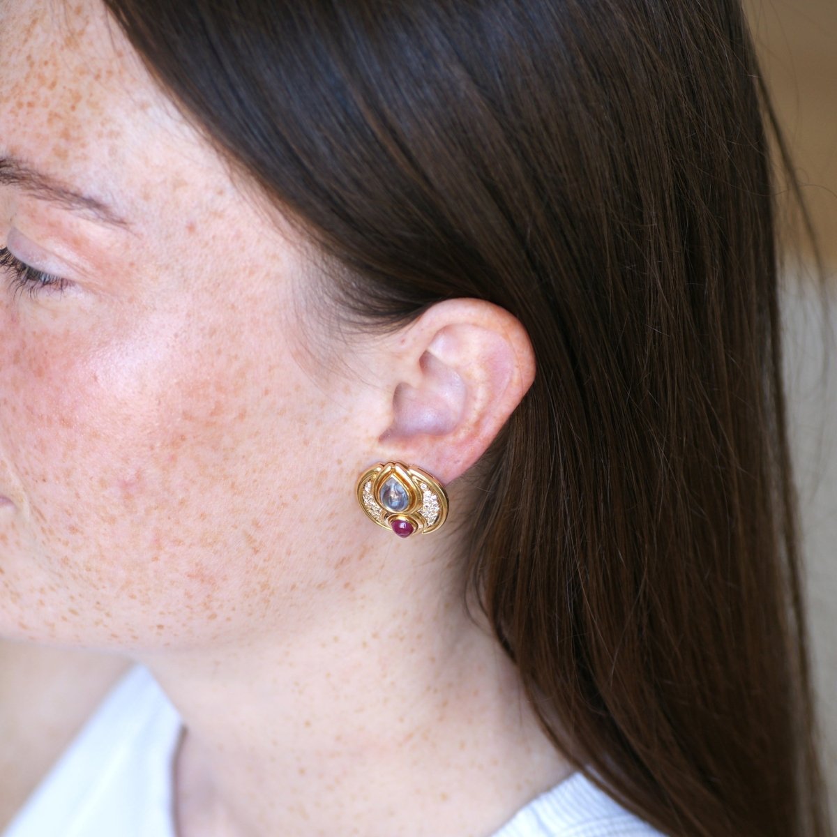 Boucles d'oreilles Clips en or jaune, saphirs, rubis et diamants - Castafiore