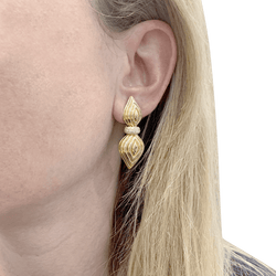 Boucles d'oreilles Clips O.J. PERRIN en or jaune et diamants - Castafiore
