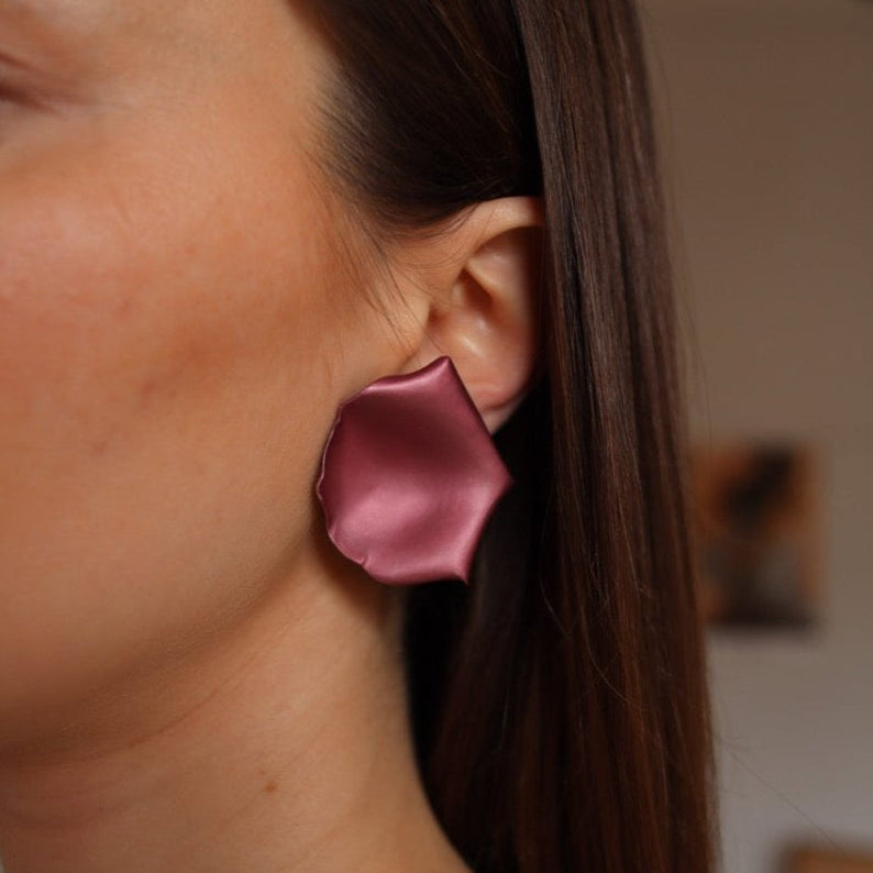 Boucles d'oreilles clips pétales de rose JAR en aluminium et or jaune - Castafiore